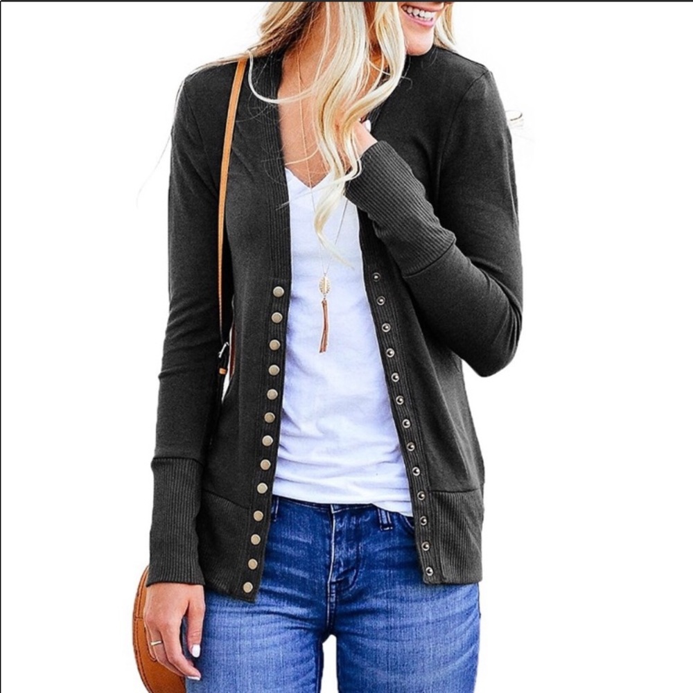 Snap button cardigan EUC 19 inches from pit to pit